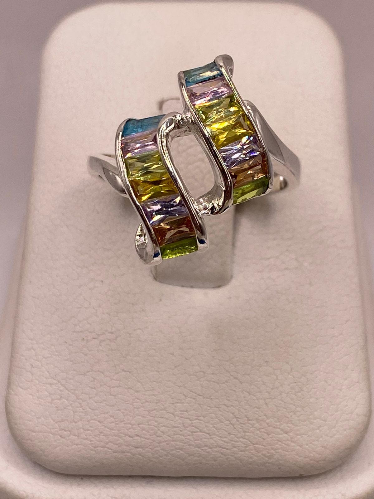 Anillo de Plata Ley 925 con Zirconias Multicolor Diseño Moderno Escultural, vista de detalle