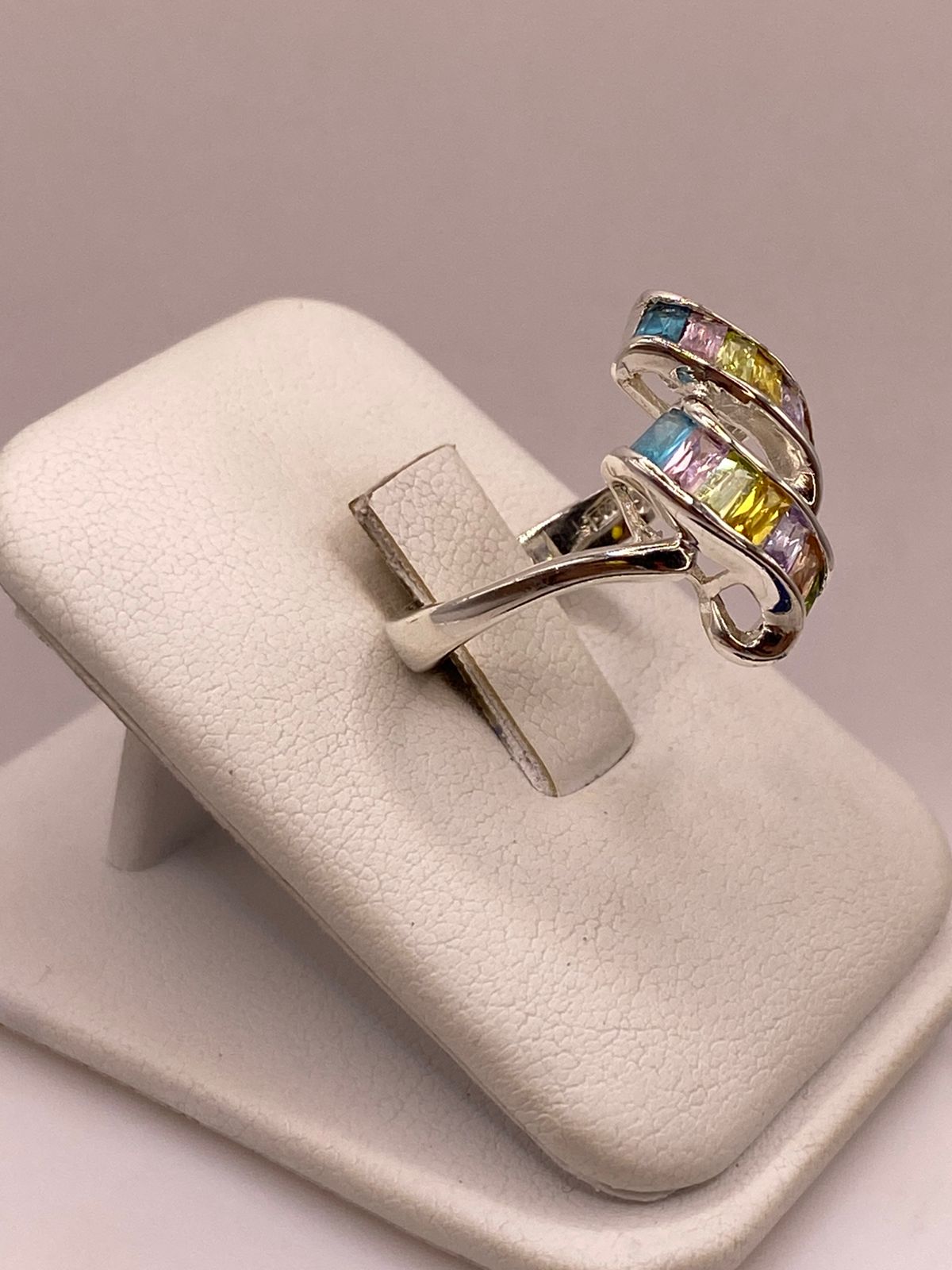 Anillo de Plata Ley 925 con Zirconias Multicolor Diseño Moderno Escultural, vista lateral