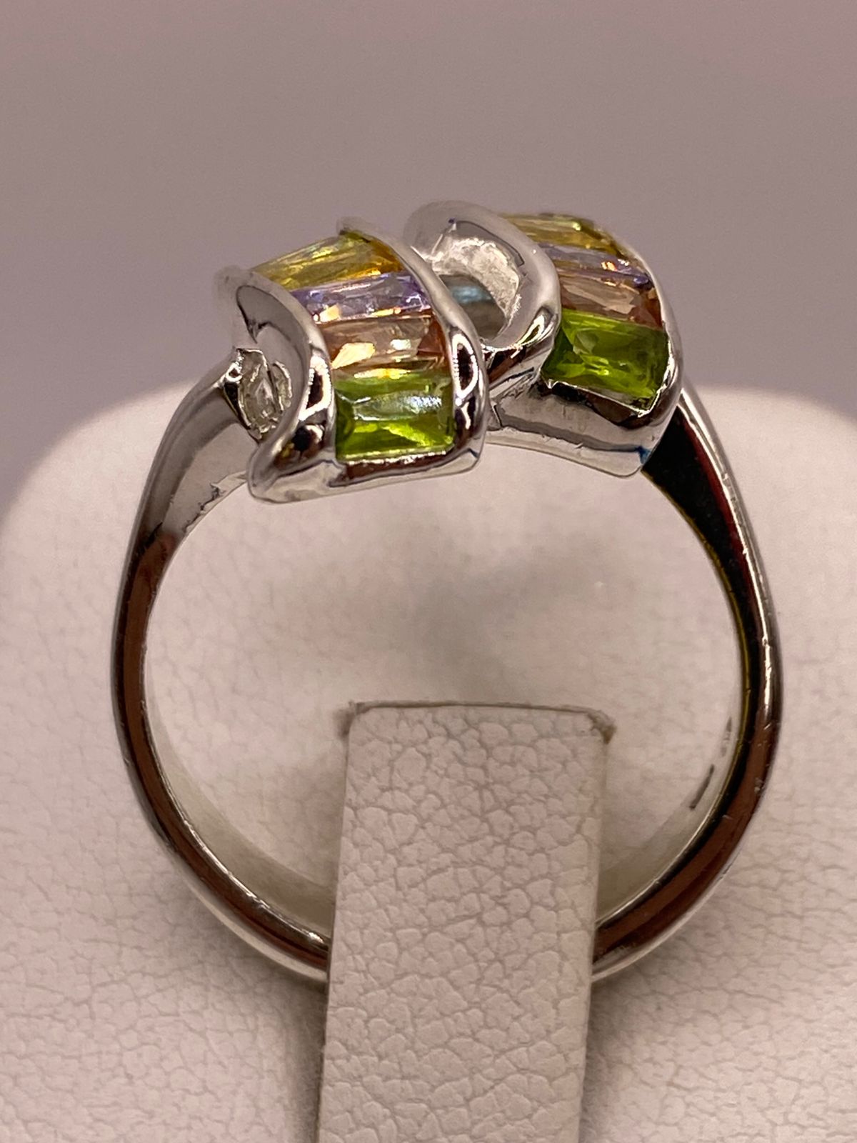 Anillo de Plata Ley 925 con Zirconias Multicolor Diseño Moderno Escultural, vista posterior