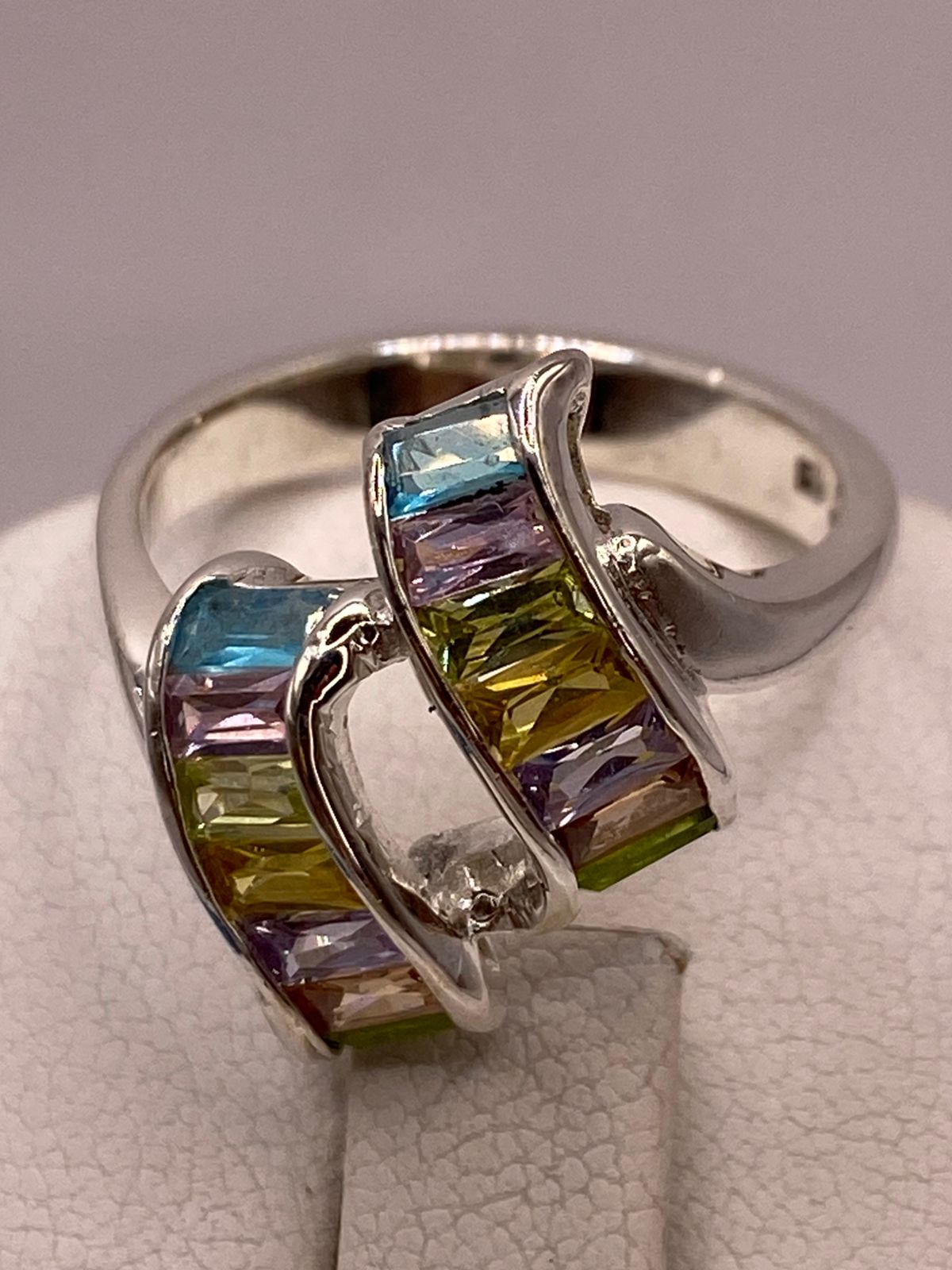 Anillo de Plata Ley 925 con Zirconias Multicolor Diseño Moderno Escultural, sello de autenticidad Plata Ley .925