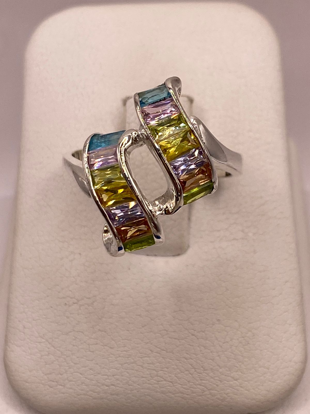 Anillo de Plata Ley 925 con Zirconias Multicolor Diseño Moderno Escultural, vista frontal