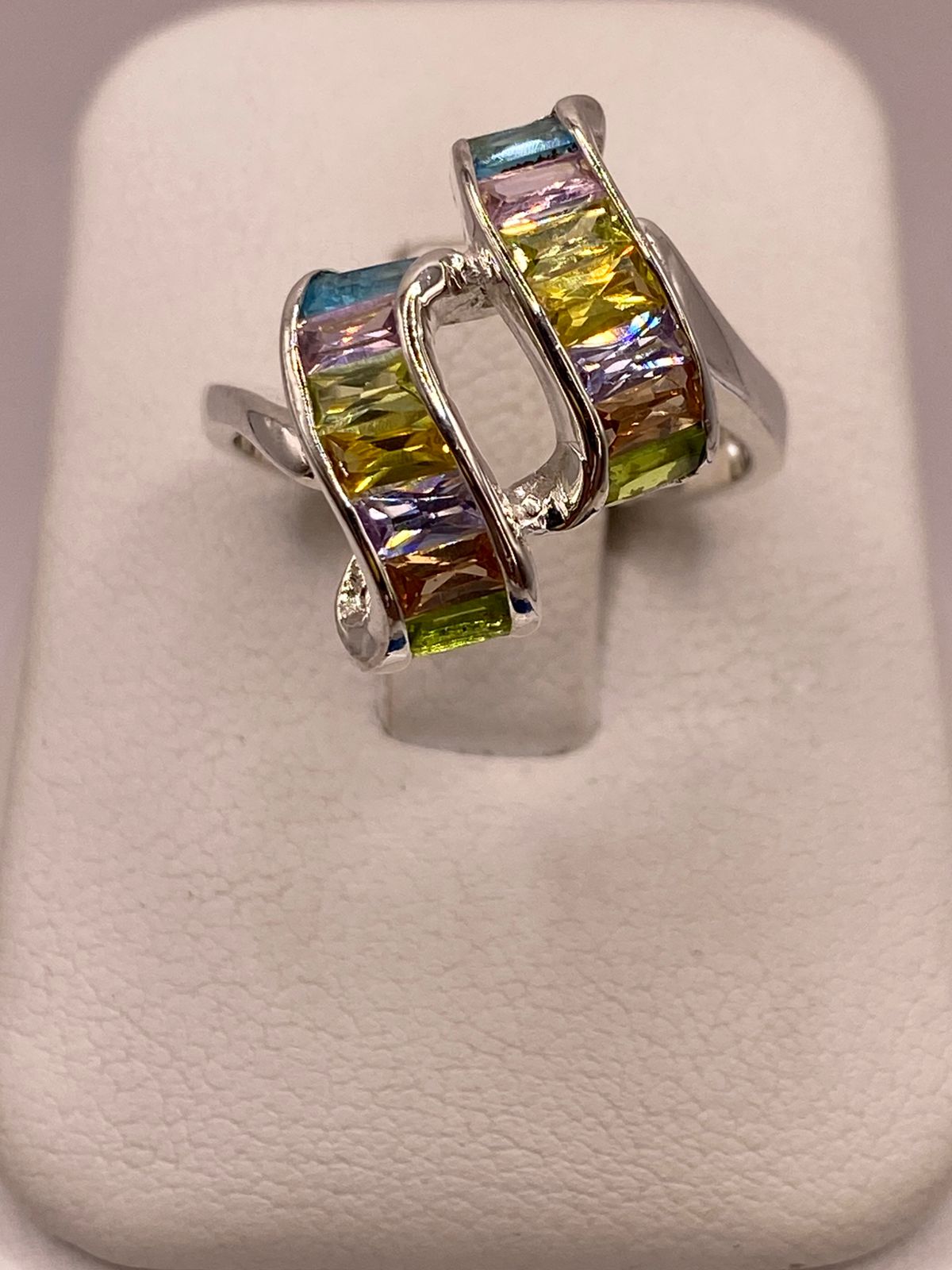 Anillo de Plata Ley 925 con Zirconias Multicolor Diseño Moderno Escultural, vista superior