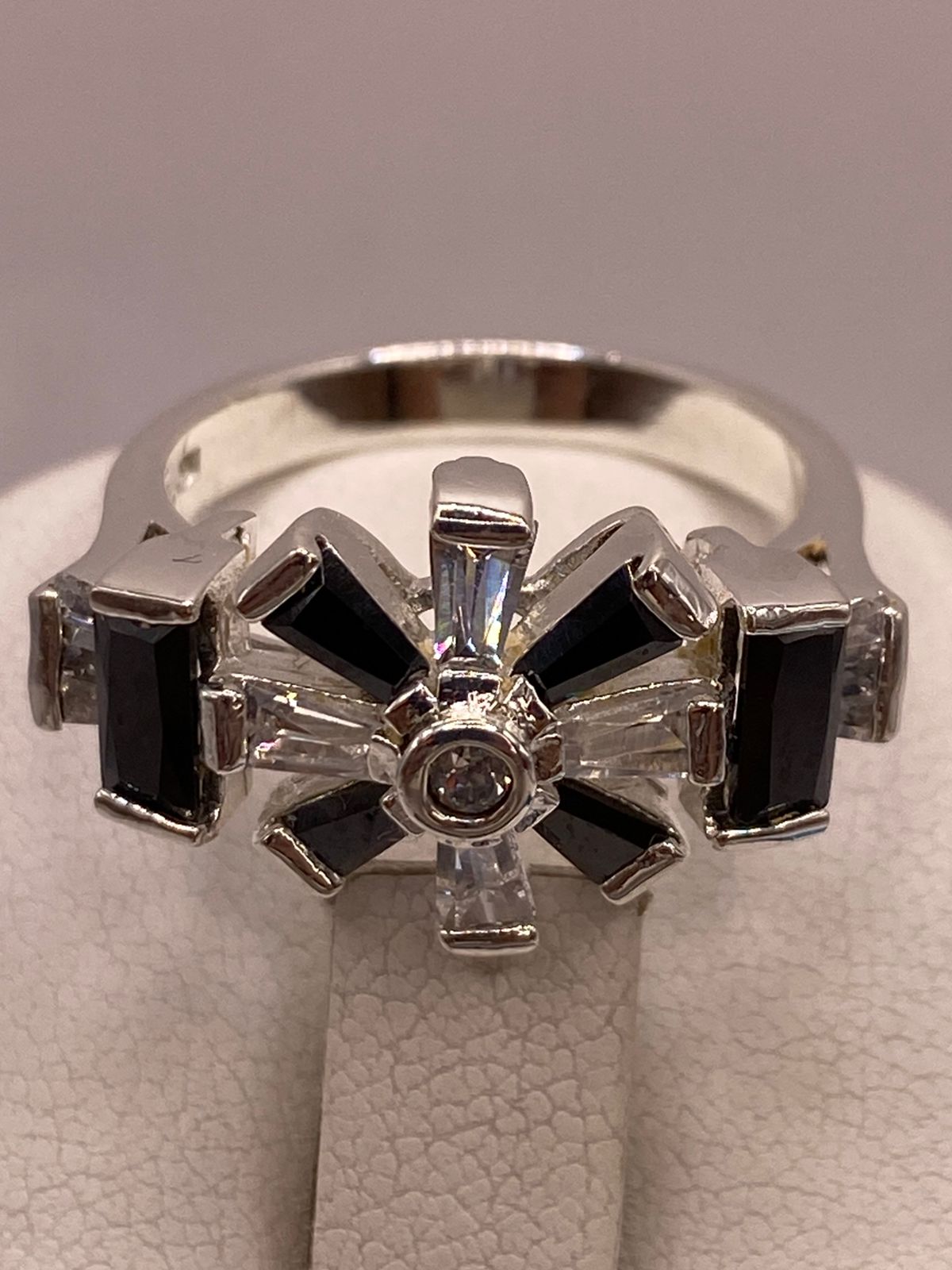 Anillo de Plata Ley 925 con Zirconias Negras y Blancas Tipo Estrella, vista superior