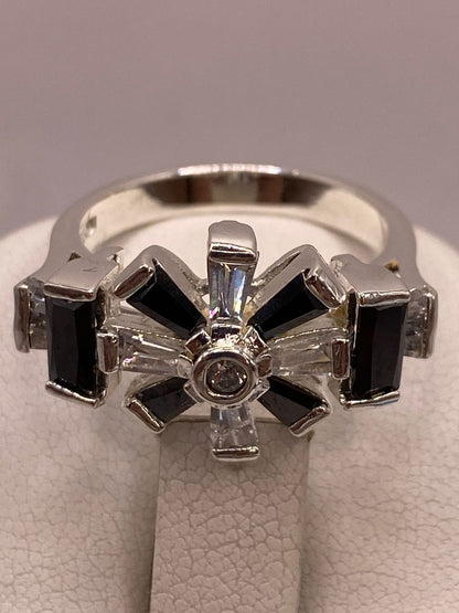 Anillo de Plata Ley 925 con Zirconias Negras y Blancas Tipo Estrella, vista superior