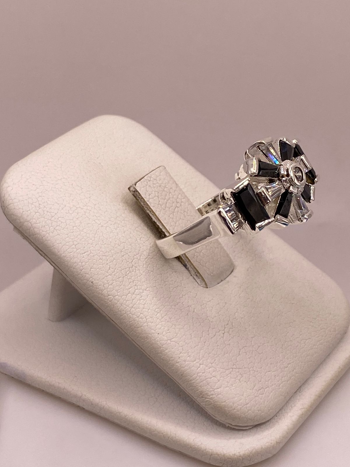 Anillo de Plata Ley 925 con Zirconias Negras y Blancas Tipo Estrella, vista lateral