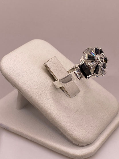 Anillo de Plata Ley 925 con Zirconias Negras y Blancas Tipo Estrella, vista lateral