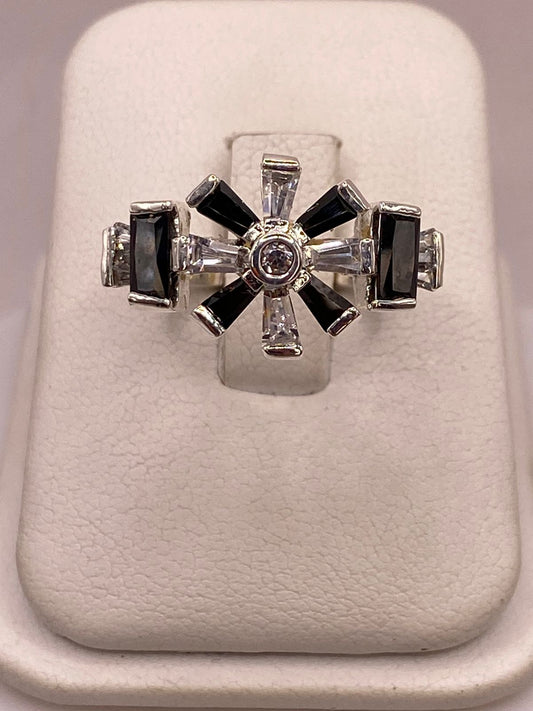 Anillo de Plata Ley 925 con Zirconias Negras y Blancas Tipo Estrella en báscula mostrando peso