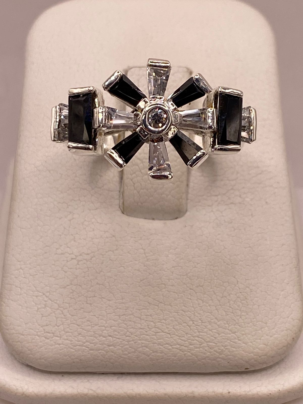 Anillo de Plata Ley 925 con Zirconias Negras y Blancas Tipo Estrella, vista de detalle