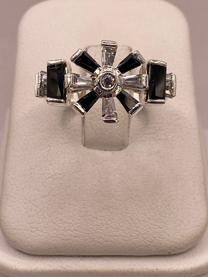 Anillo de Plata Ley 925 con Zirconias Negras y Blancas Tipo Estrella, vista de detalle