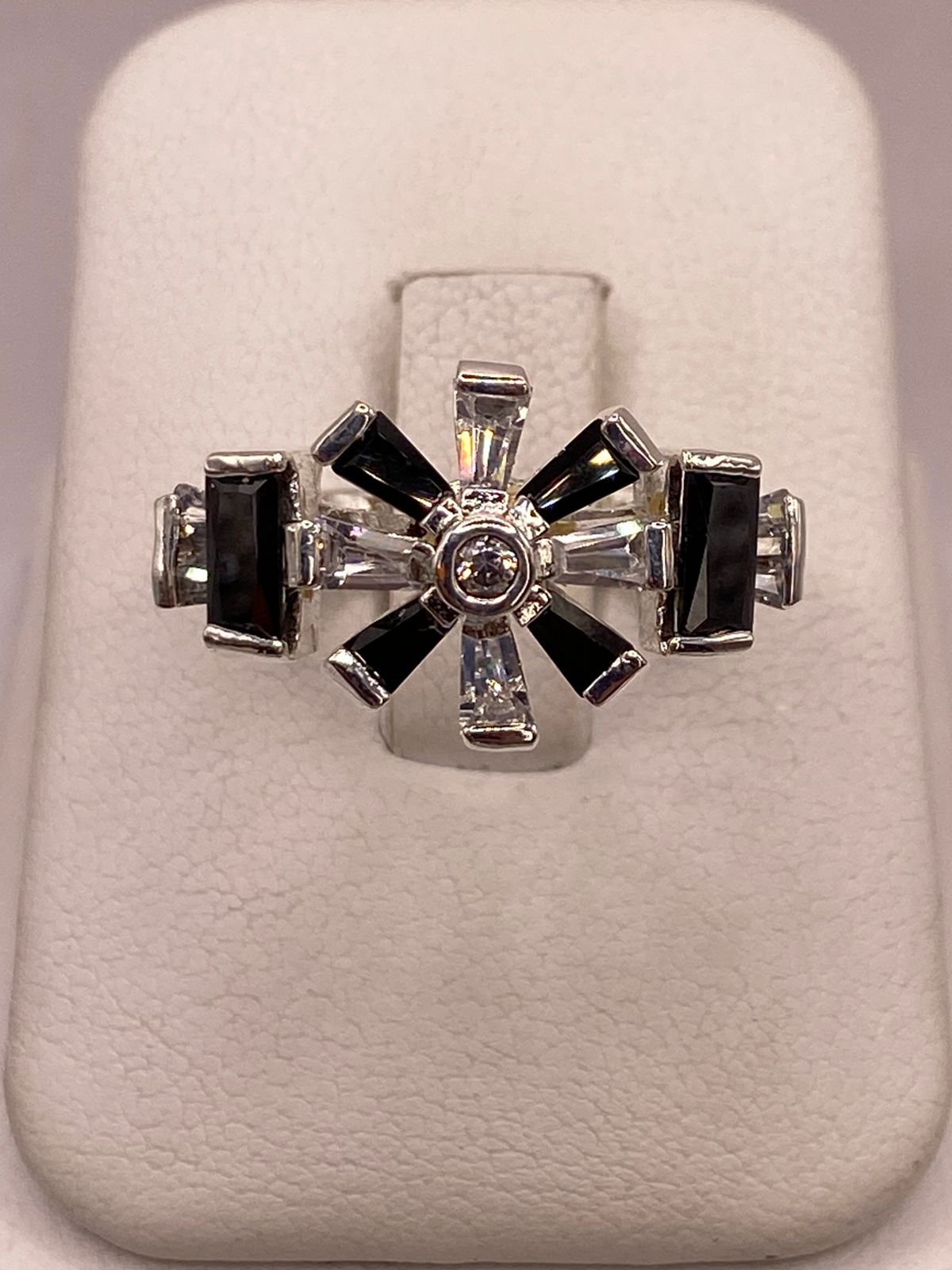 Anillo de Plata Ley 925 con Zirconias Negras y Blancas Tipo Estrella, vista frontal