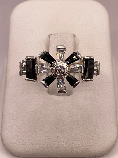 Anillo de Plata Ley 925 con Zirconias Negras y Blancas Tipo Estrella, vista frontal