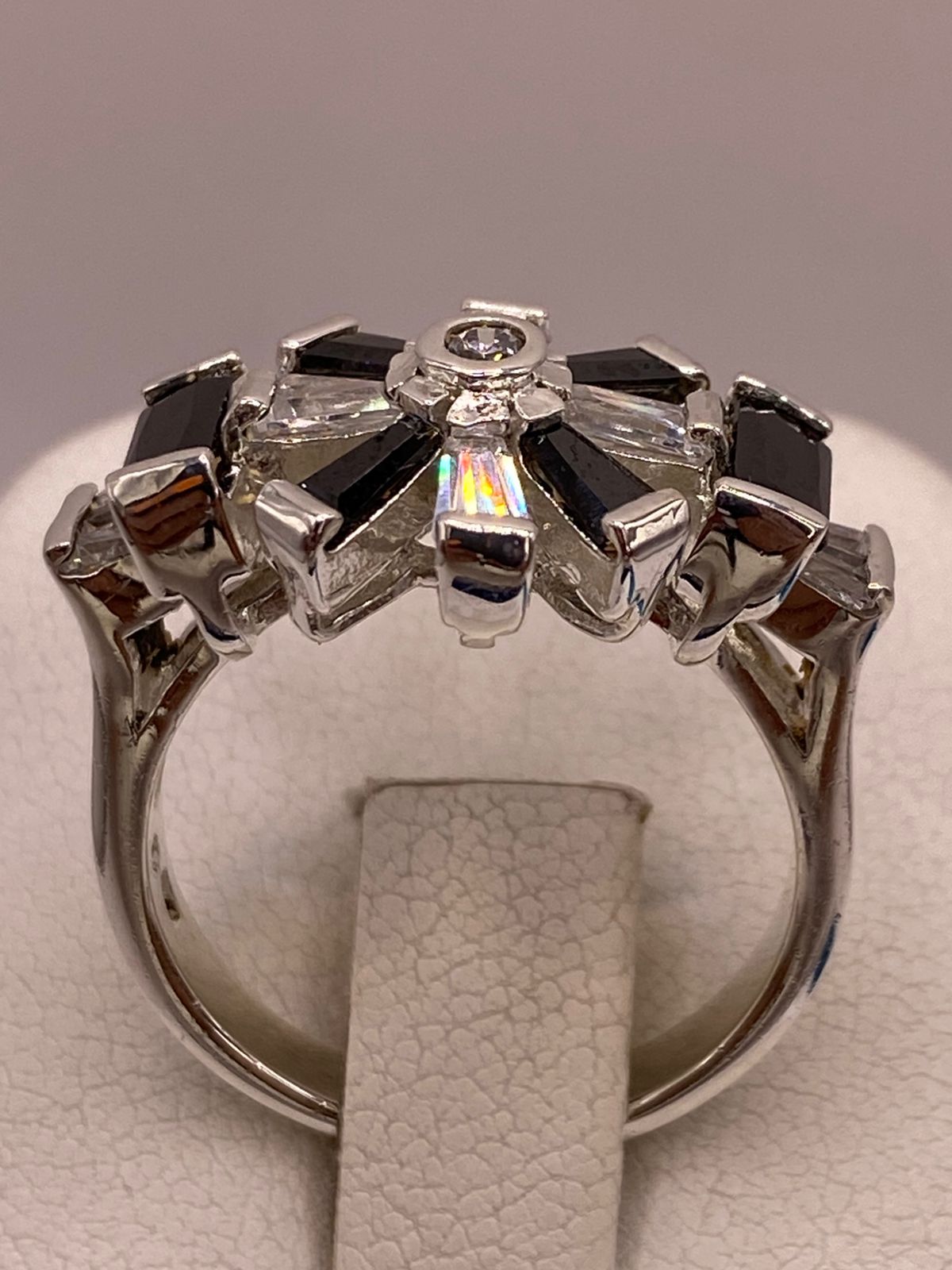 Anillo de Plata Ley 925 con Zirconias Negras y Blancas Tipo Estrella, sello de autenticidad Plata Ley .925