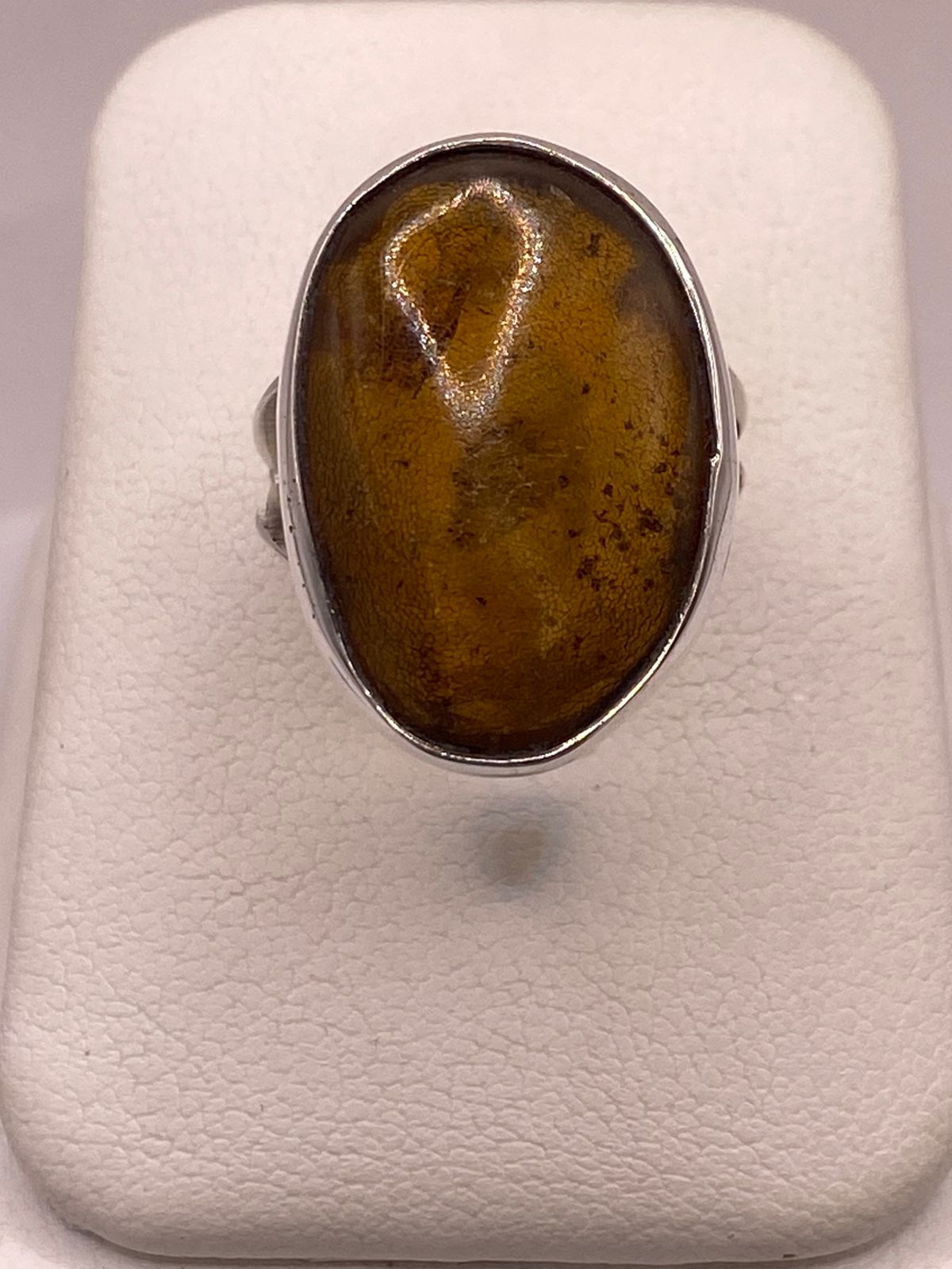 Anillo de Plata Ley 950 con Ámbar Natural — ángulo diagonal