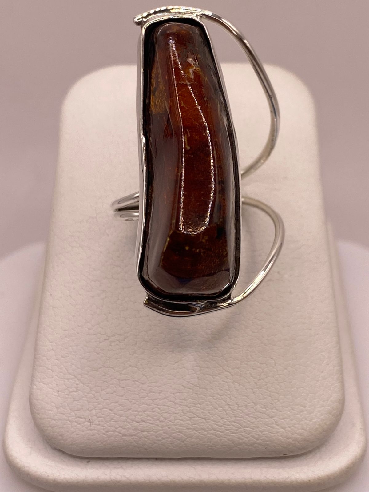 Anillo de Plata Ley 950 con Ámbar Natural — detalle de acabado