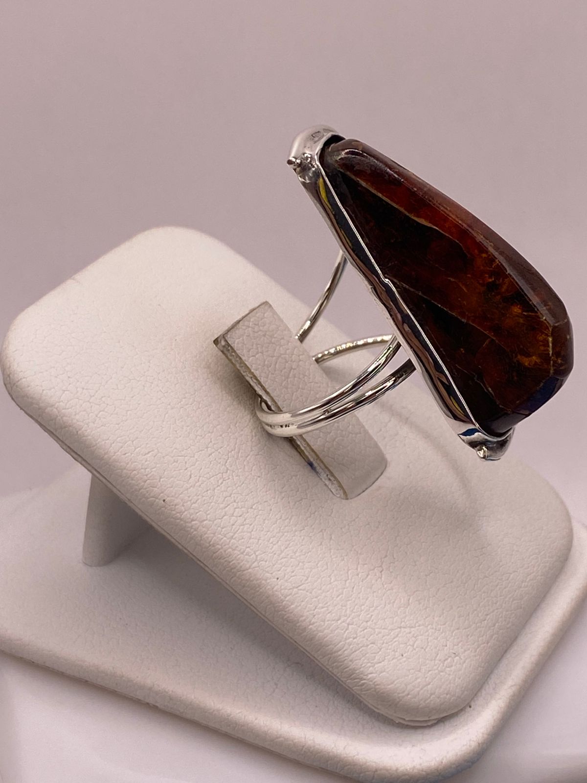 Anillo de Plata Ley 950 con Ámbar Natural, vista de detalle