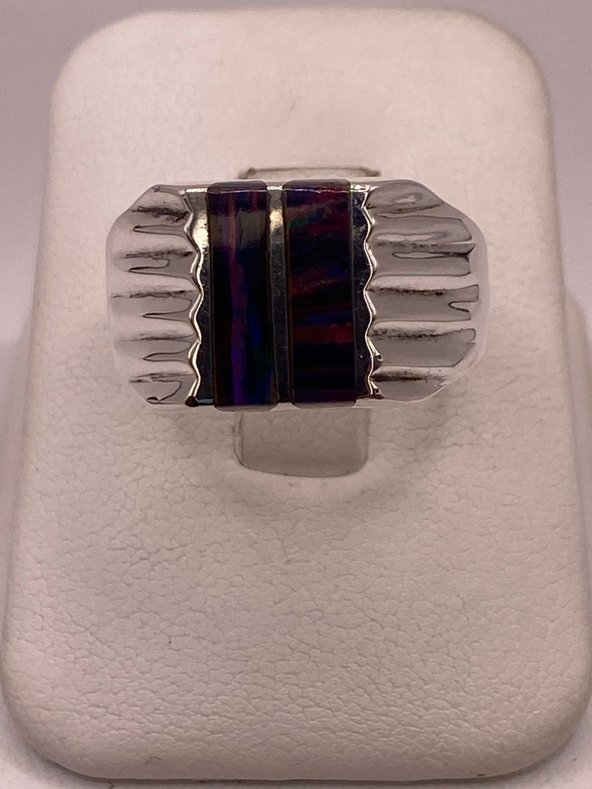 Anillo de Plata Ley 950 con Incrustación Iridiscente, vista lateral