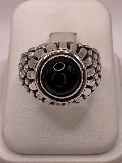 Anillo de Plata Ley 950 con Ónix Negro — ángulo diagonal