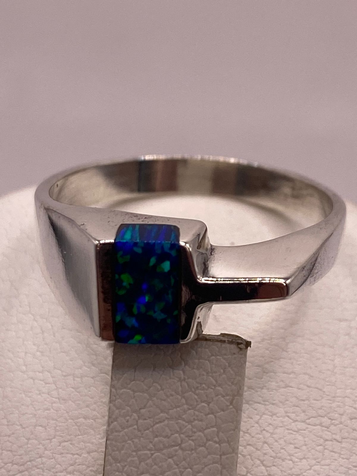 Anillo de Plata Ley 950 con Ópalo Azul Geométrico, sello de autenticidad Plata Ley .925