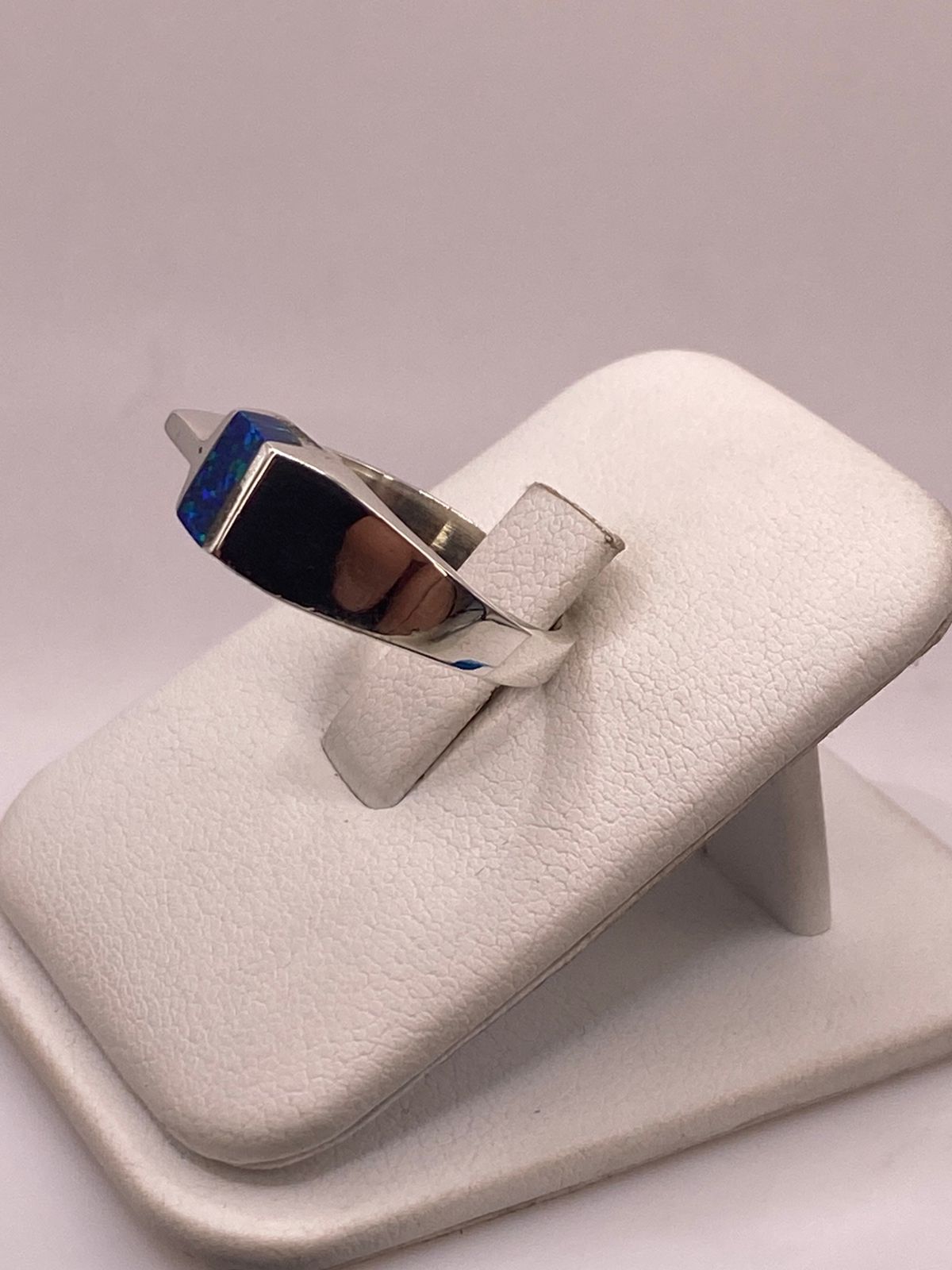 Anillo de Plata Ley 950 con Ópalo Azul Geométrico, vista frontal