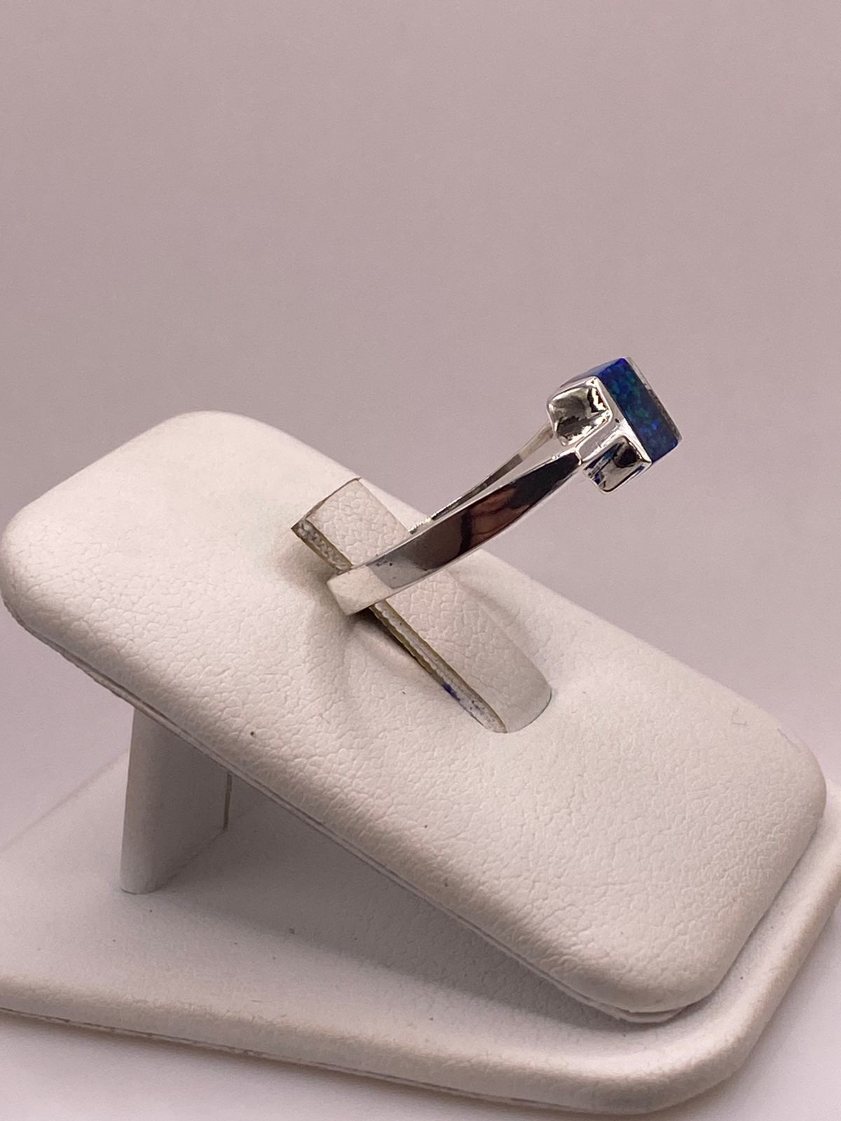 Anillo de Plata Ley 950 con Ópalo Azul Geométrico, vista de detalle