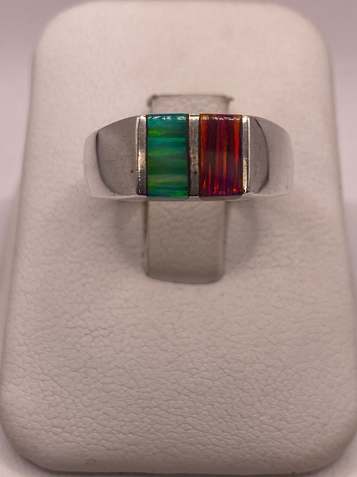 Anillo de Plata Ley 950 con Ópalo de Fuego en báscula mostrando peso