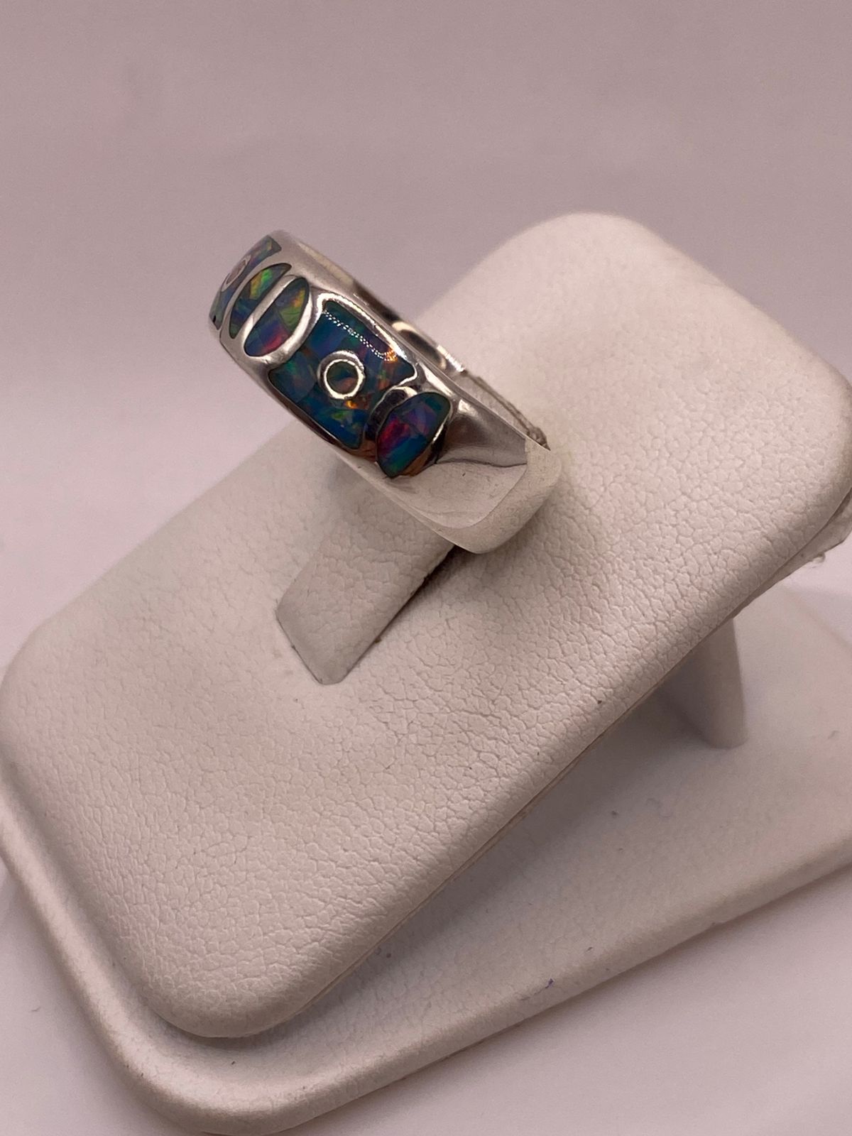 Anillo de Plata Ley 950 con Ópalo de Fuego Azul Rey, vista lateral