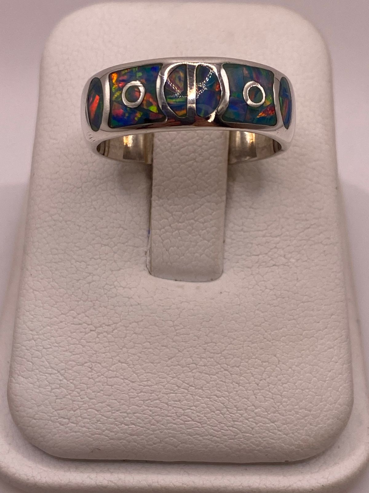 Anillo de Plata Ley 950 con Ópalo de Fuego Azul Rey en báscula mostrando peso