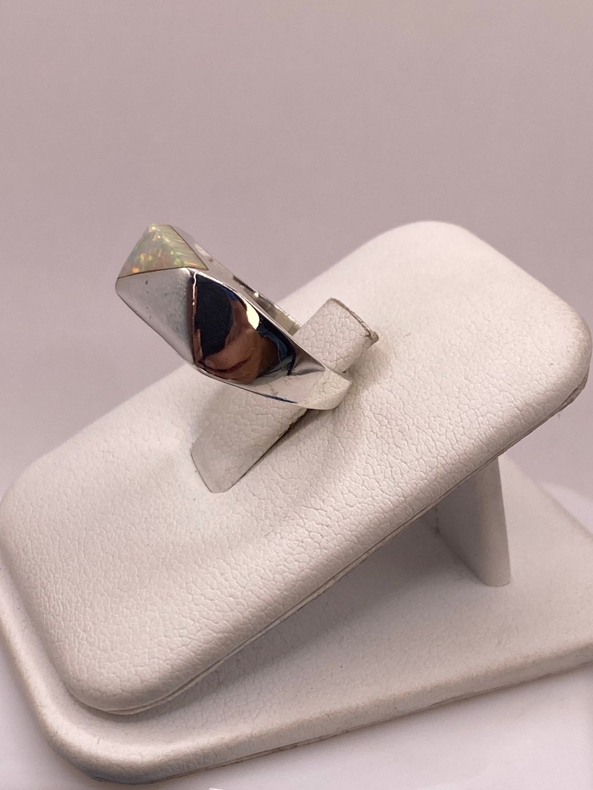 Anillo de Plata Ley 950 con Ópalo de Fuego Geométrico, vista frontal