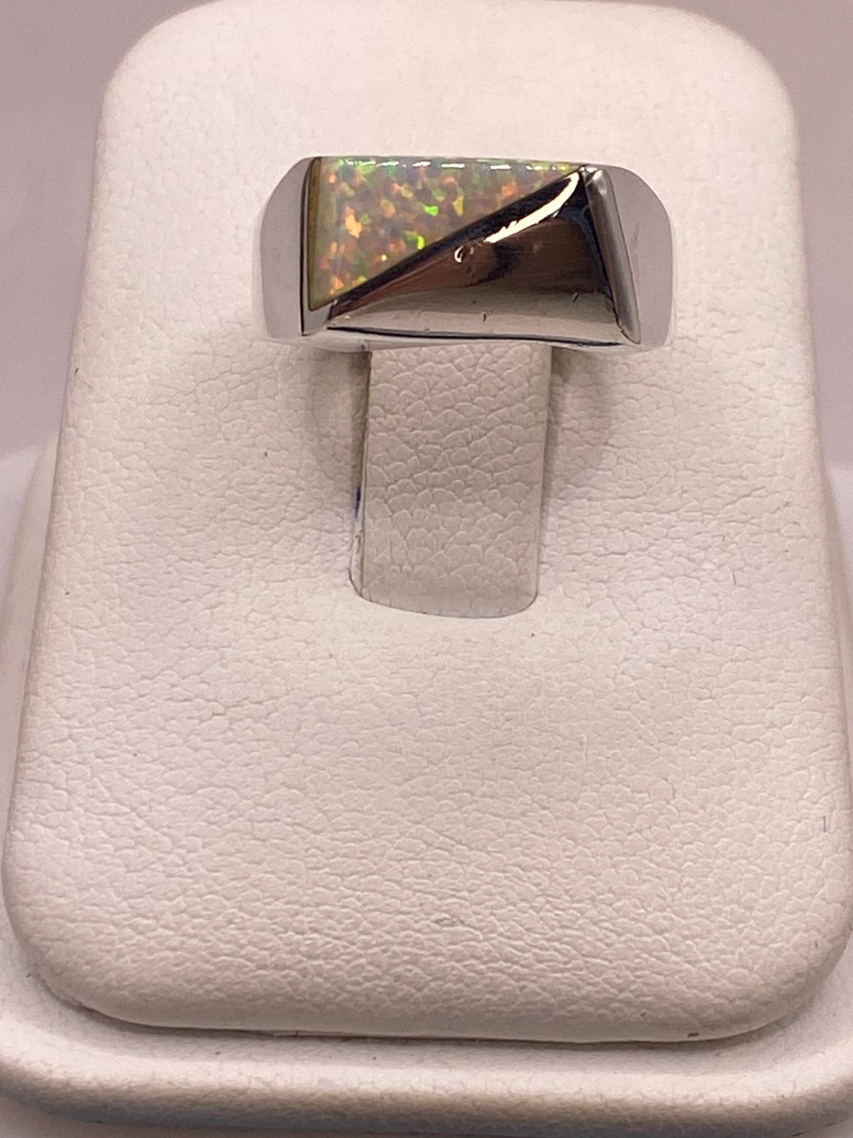 Anillo de Plata Ley 950 con Ópalo de Fuego Geométrico, vista lateral