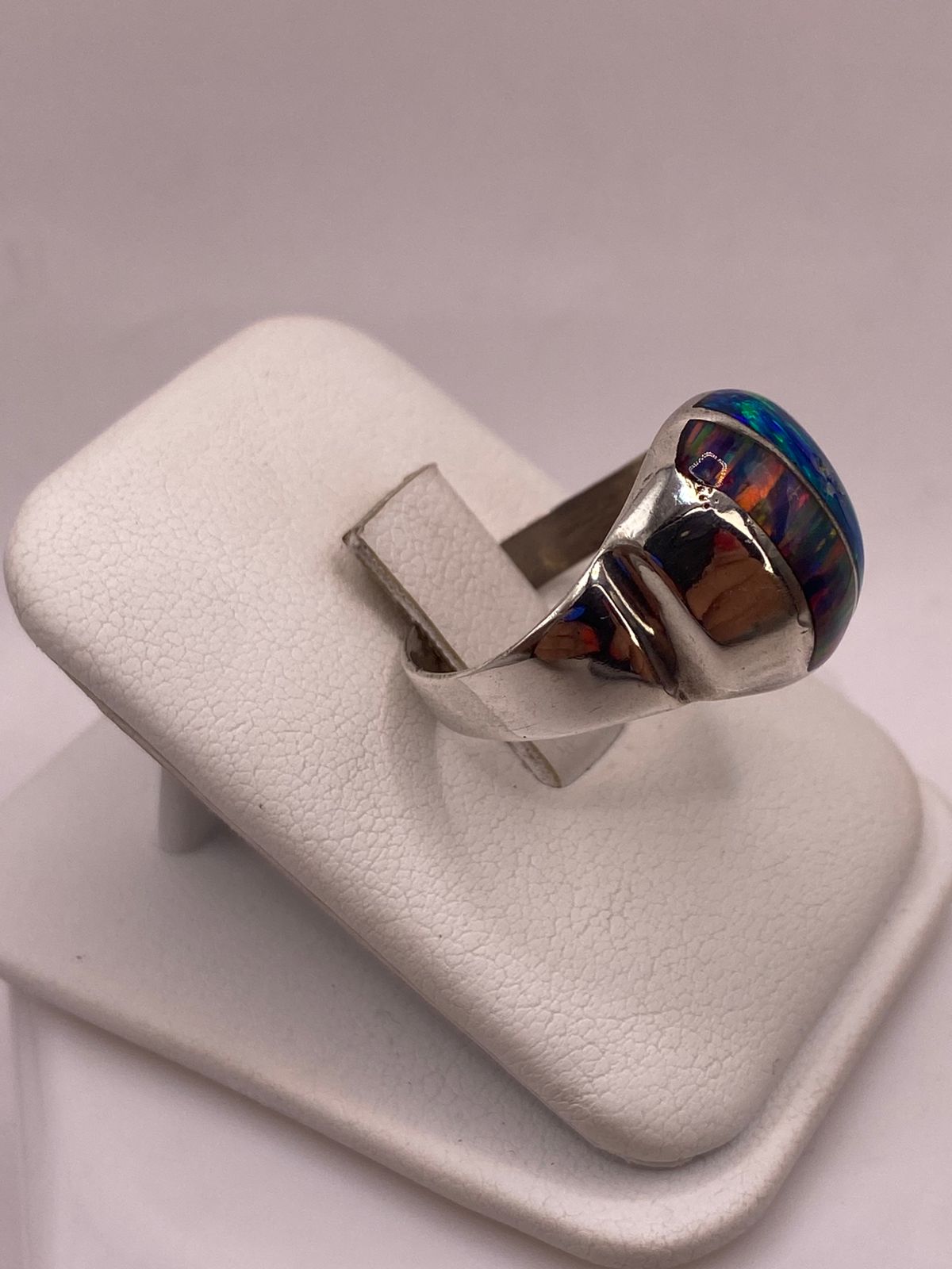 Anillo de Plata Ley 950 con Ópalo de Fuego Multicolor, vista lateral