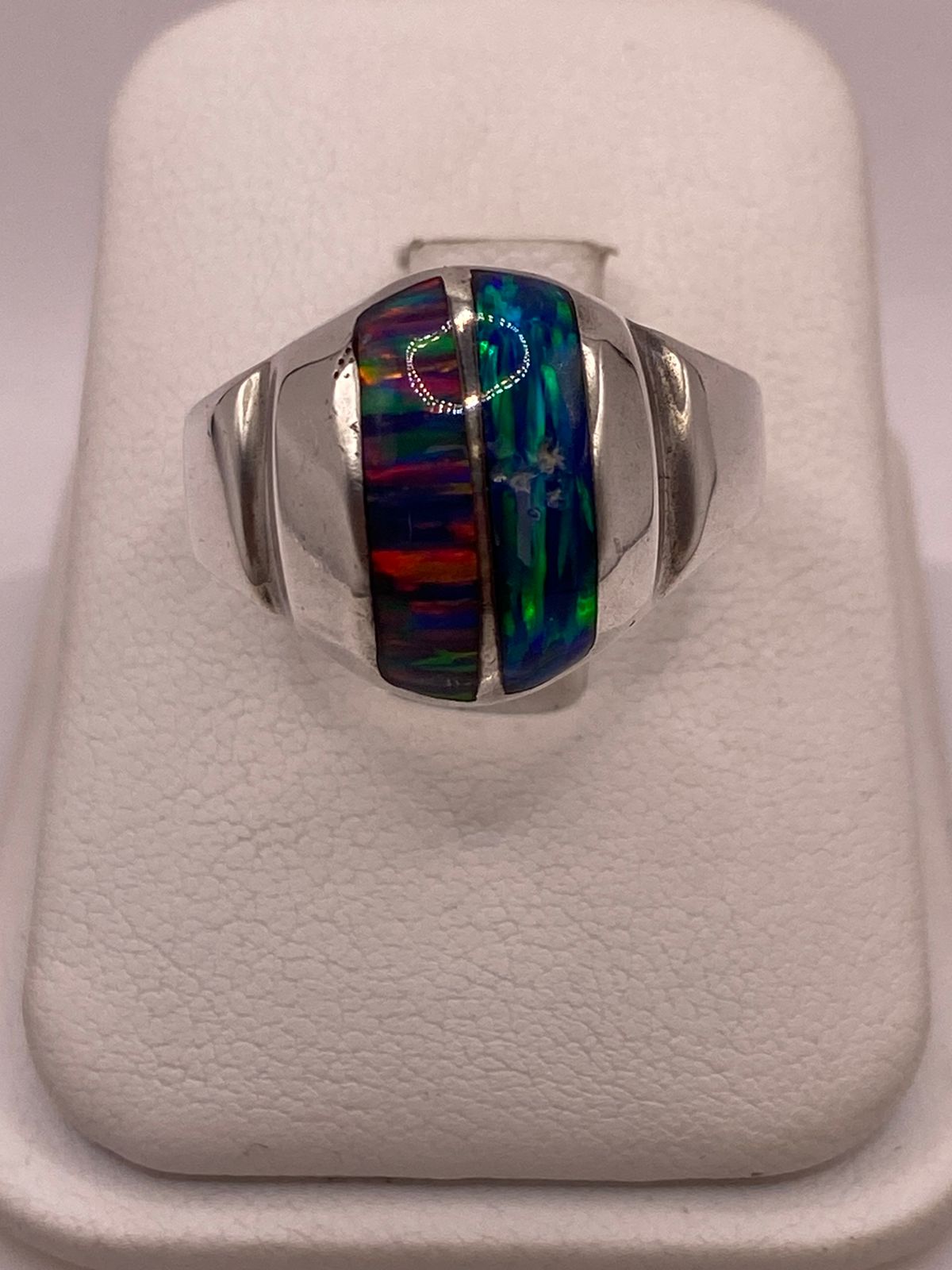 Anillo de Plata Ley 950 con Ópalo de Fuego Multicolor — ángulo diagonal