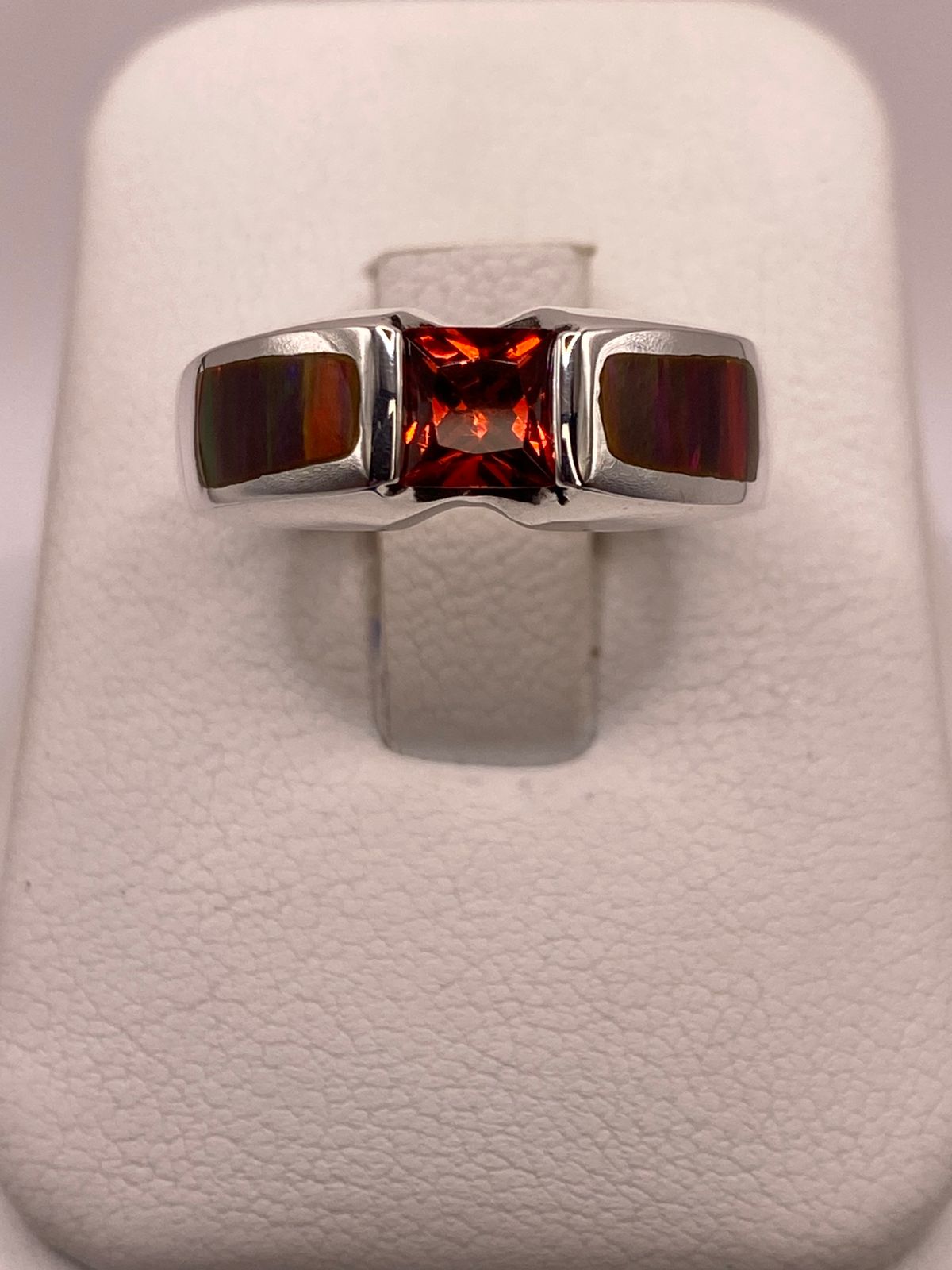 Anillo de Plata Ley 950 con Ópalo de Fuego Multicolor y Zirconia Naranja — ángulo diagonal