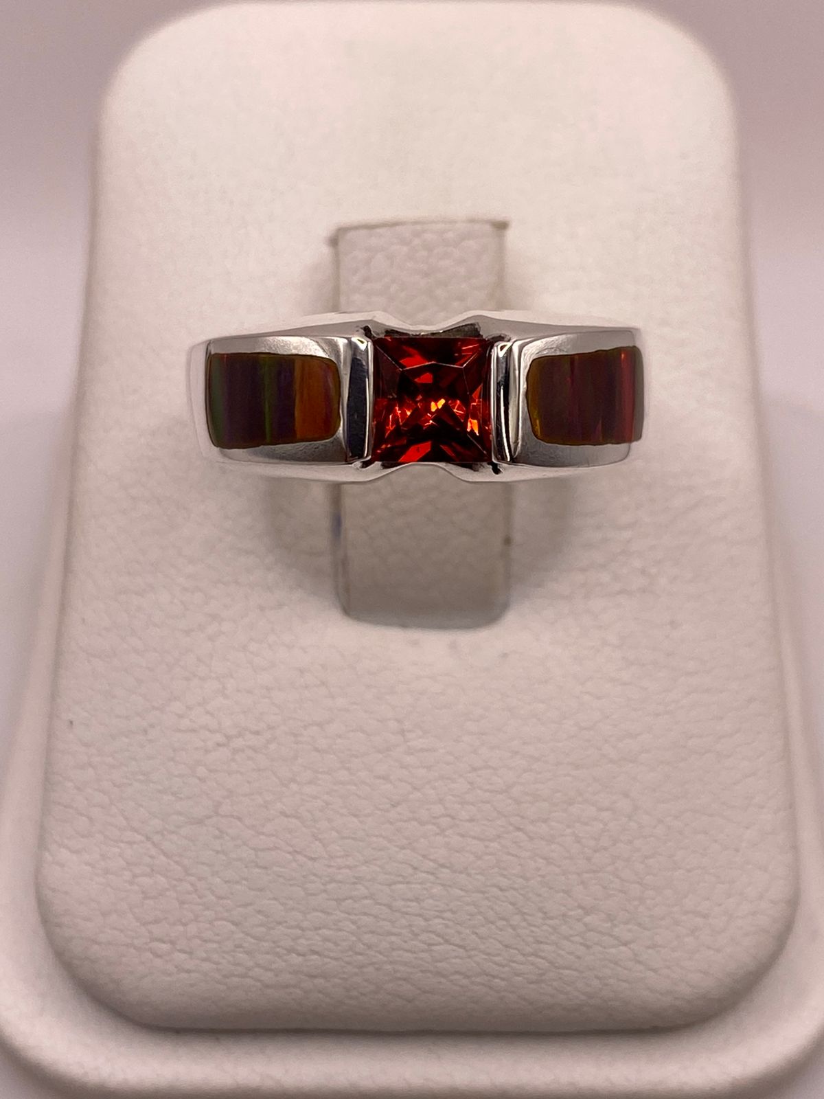 Anillo de Plata Ley 950 con Ópalo de Fuego Multicolor y Zirconia Naranja, vista de detalle