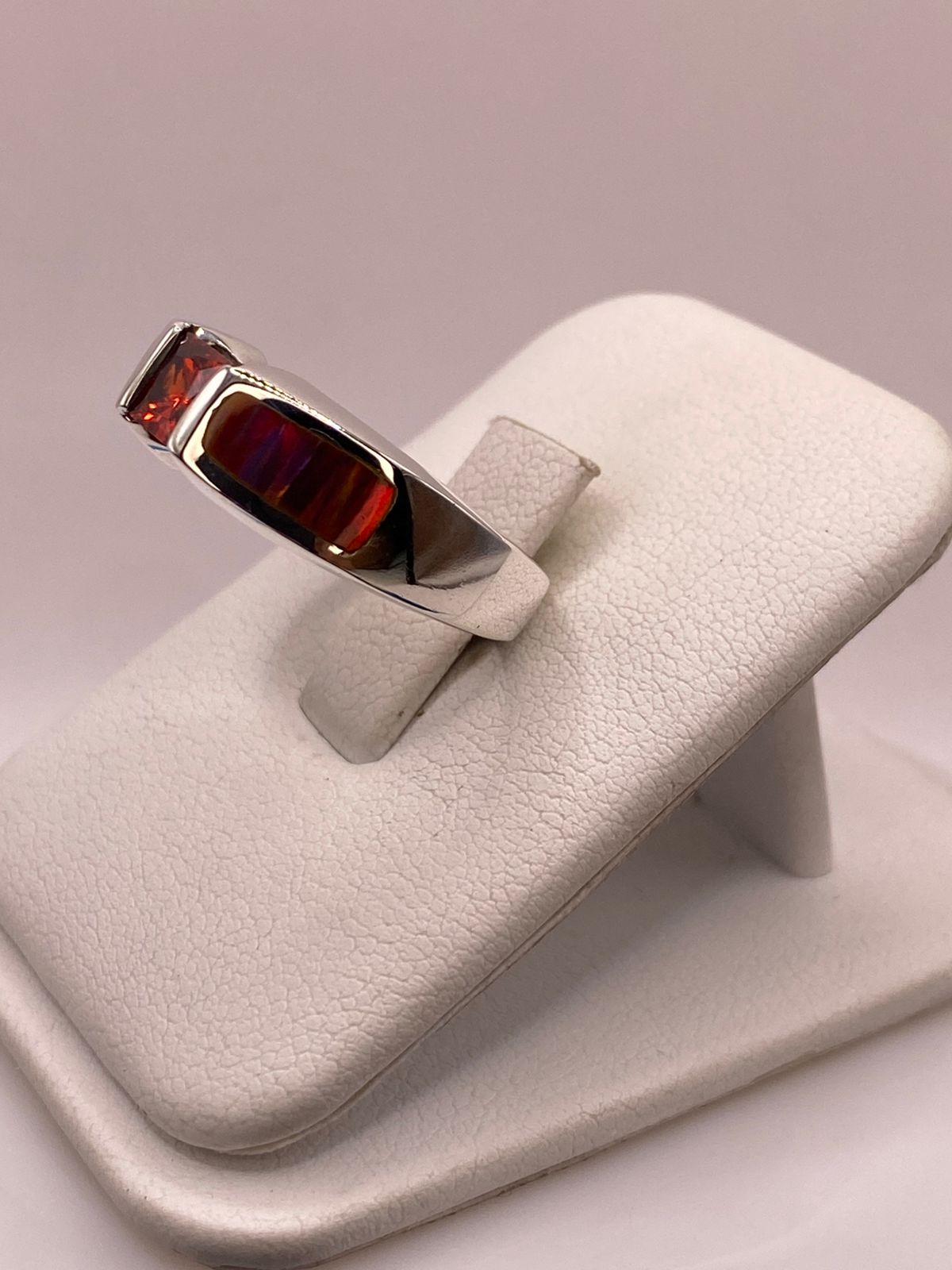 Anillo de Plata Ley 950 con Ópalo de Fuego Multicolor y Zirconia Naranja, vista lateral