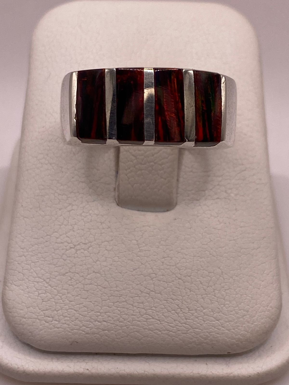 Anillo de Plata Ley 950 con Ópalo de Fuego Rojo en báscula mostrando peso