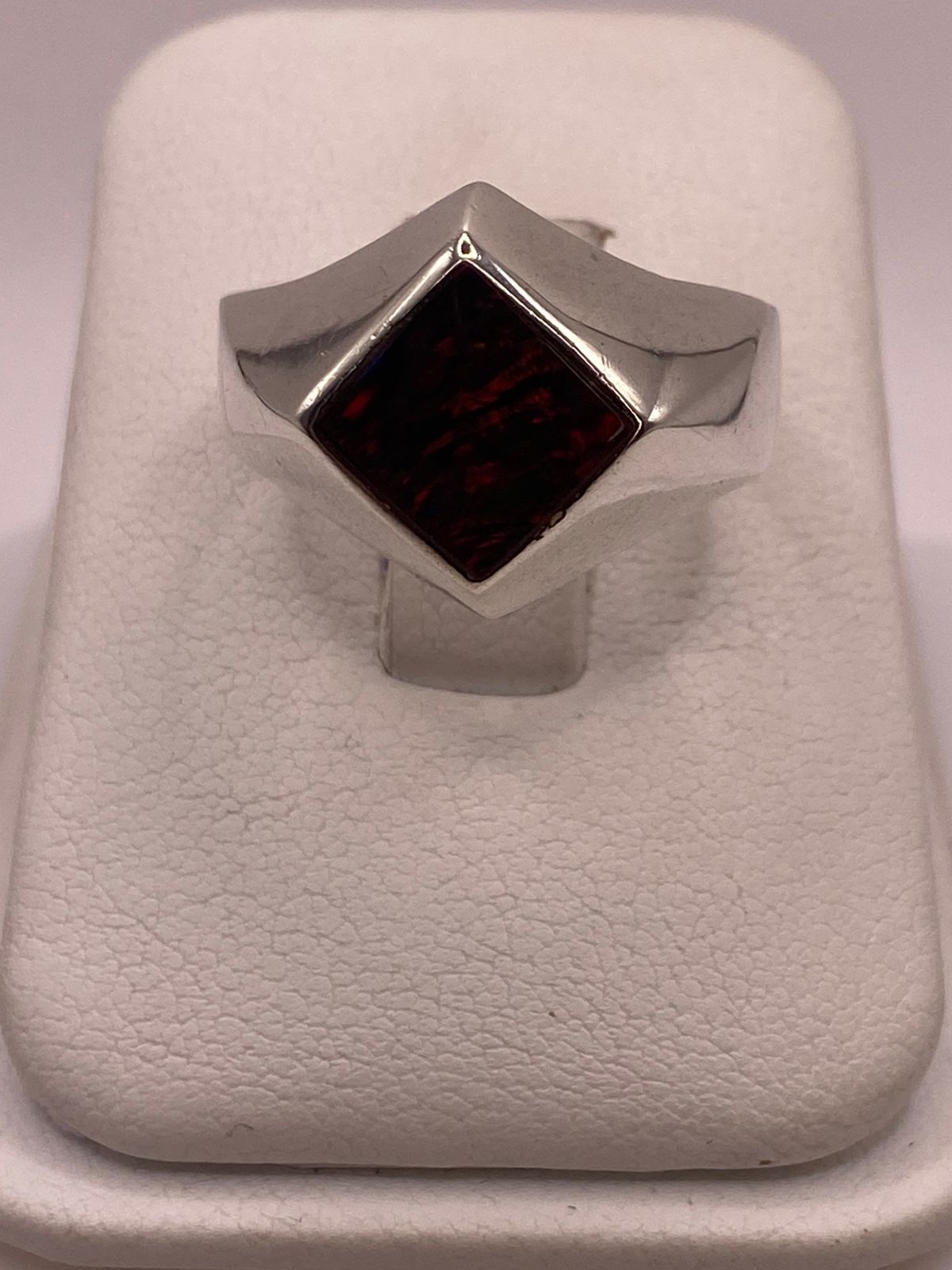 Anillo de Plata Ley 950 con Ópalo de Fuego Rojo, vista de detalle