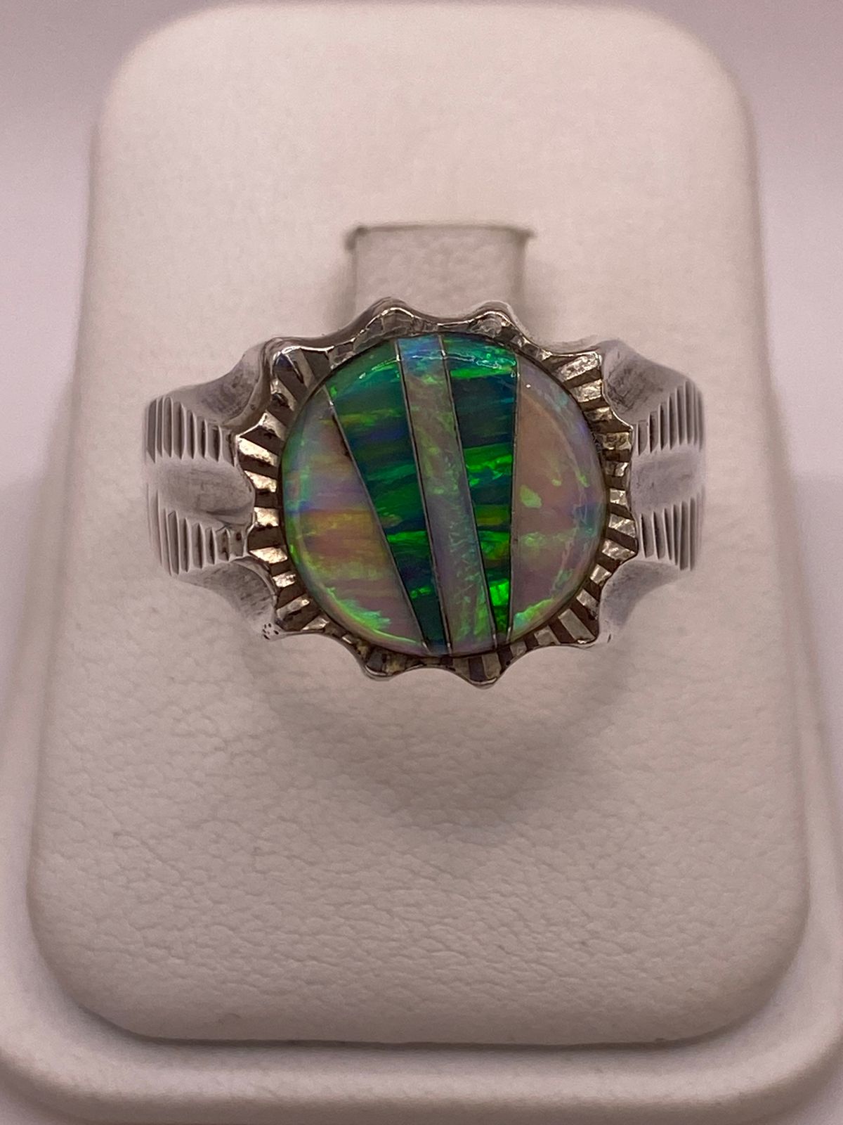 Anillo de Plata Ley 950 con Ópalo de Fuego Verde, vista lateral