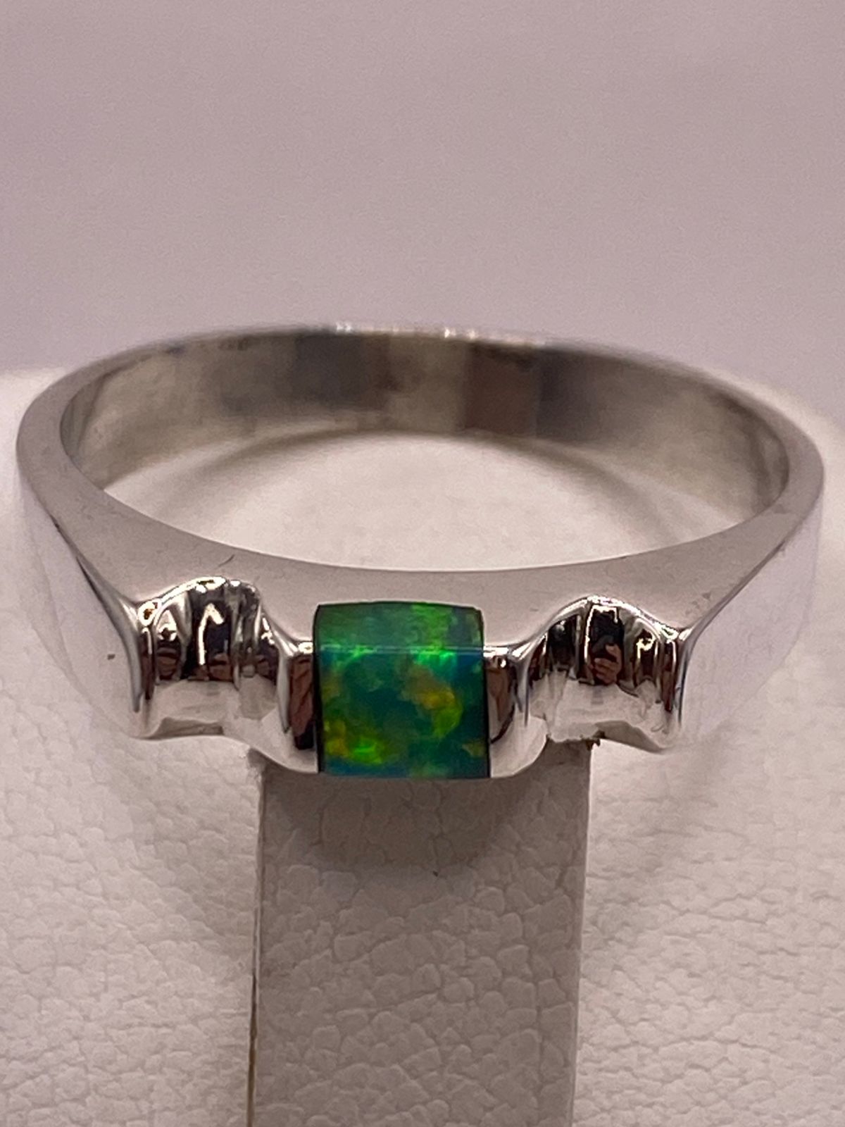 Anillo de Plata Ley 950 con Ópalo de Fuego Verde Cuadrado, vista superior