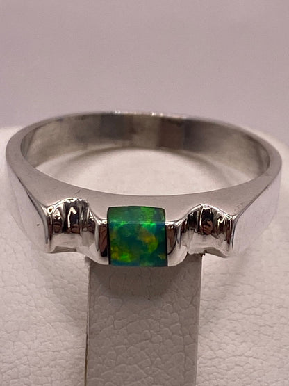 Anillo de Plata Ley 950 con Ópalo de Fuego Verde Cuadrado, vista superior