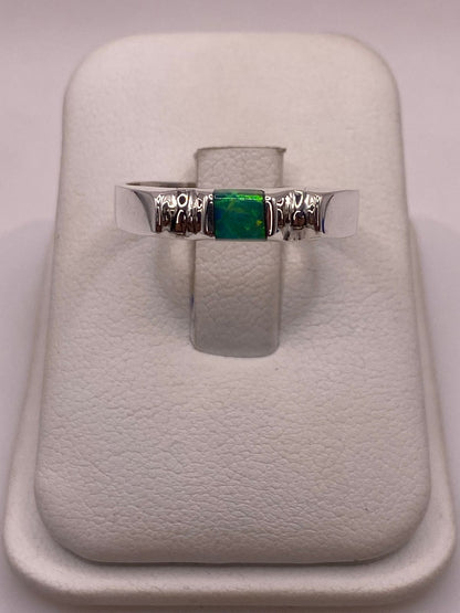 Anillo de Plata Ley 950 con Ópalo de Fuego Verde Cuadrado, vista de detalle