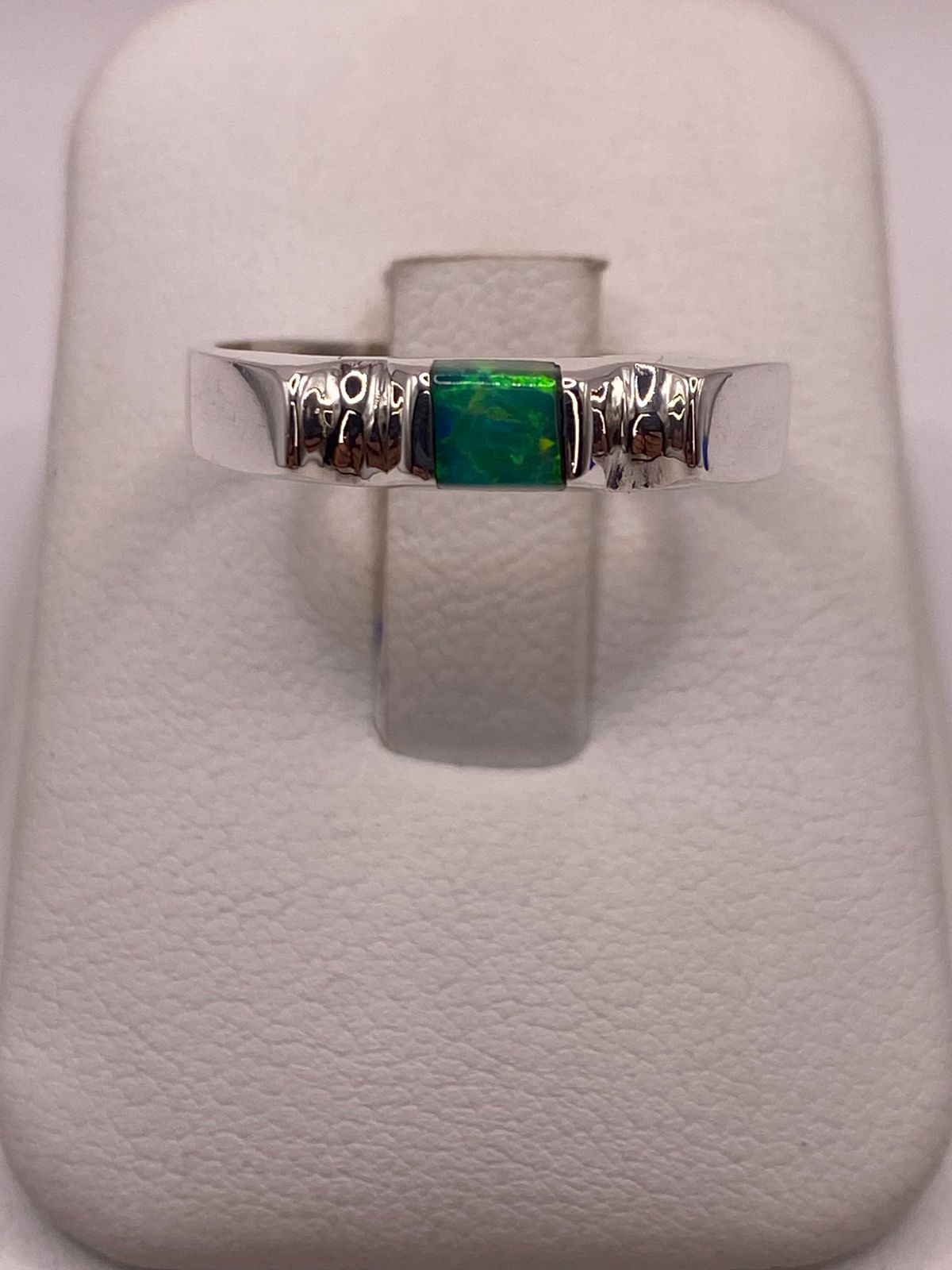 Anillo de Plata Ley 950 con Ópalo de Fuego Verde Cuadrado, vista frontal