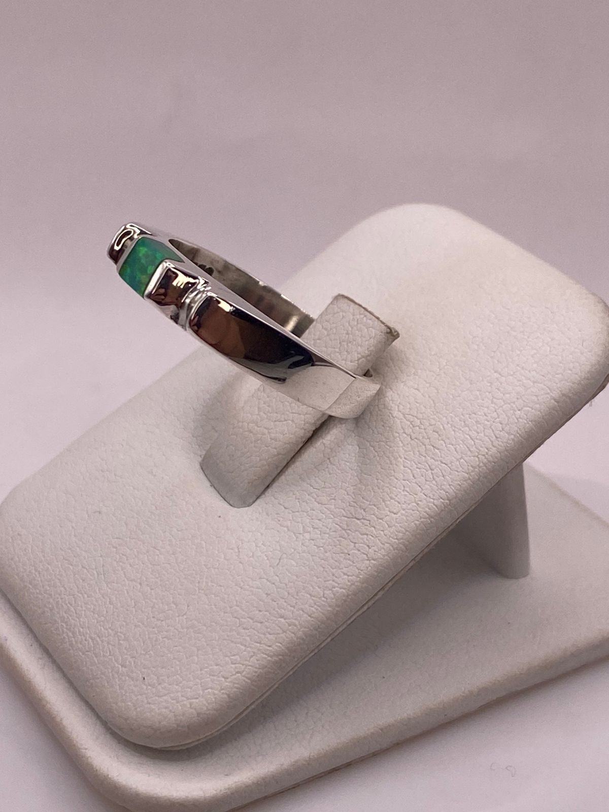 Anillo de Plata Ley 950 con Ópalo de Fuego Verde Cuadrado, vista lateral