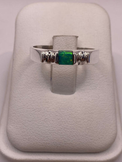 Anillo de Plata Ley 950 con Ópalo de Fuego Verde Cuadrado en báscula mostrando peso