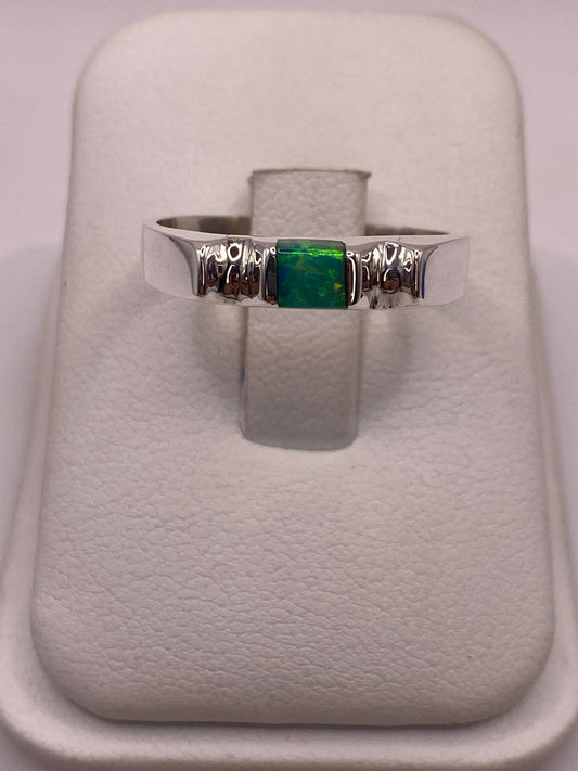 Anillo de Plata Ley 950 con Ópalo de Fuego Verde Cuadrado en báscula mostrando peso