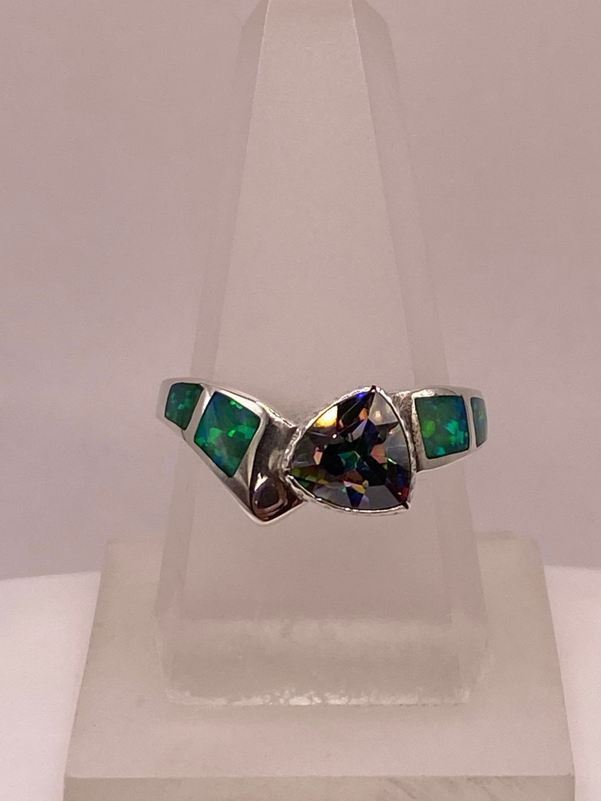 Anillo de Plata Ley 950 con Ópalo de Fuego Verde Iridiscente y Zirconia Multicolor, vista de detalle