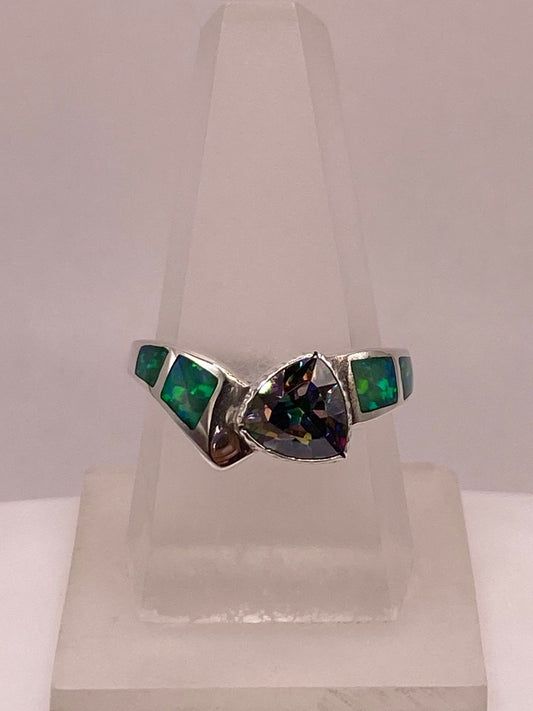 Anillo de Plata Ley 950 con Ópalo de Fuego Verde Iridiscente y Zirconia Multicolor — ángulo diagonal