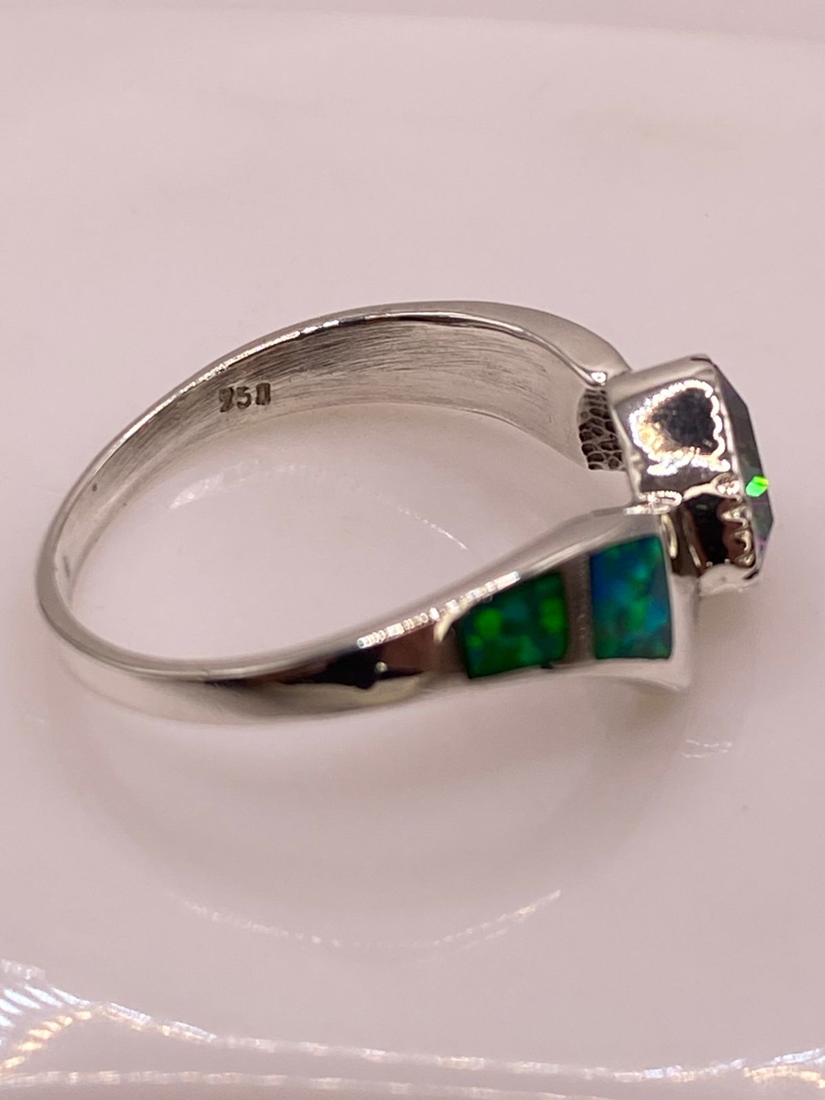 Anillo de Plata Ley 950 con Ópalo de Fuego Verde Iridiscente y Zirconia Multicolor, sello de autenticidad Plata Ley .925