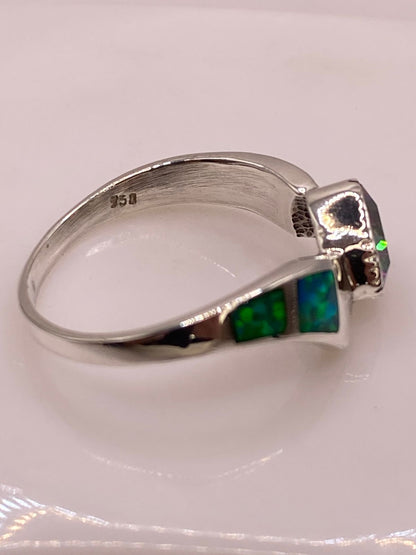 Anillo de Plata Ley 950 con Ópalo de Fuego Verde Iridiscente y Zirconia Multicolor, sello de autenticidad Plata Ley .925