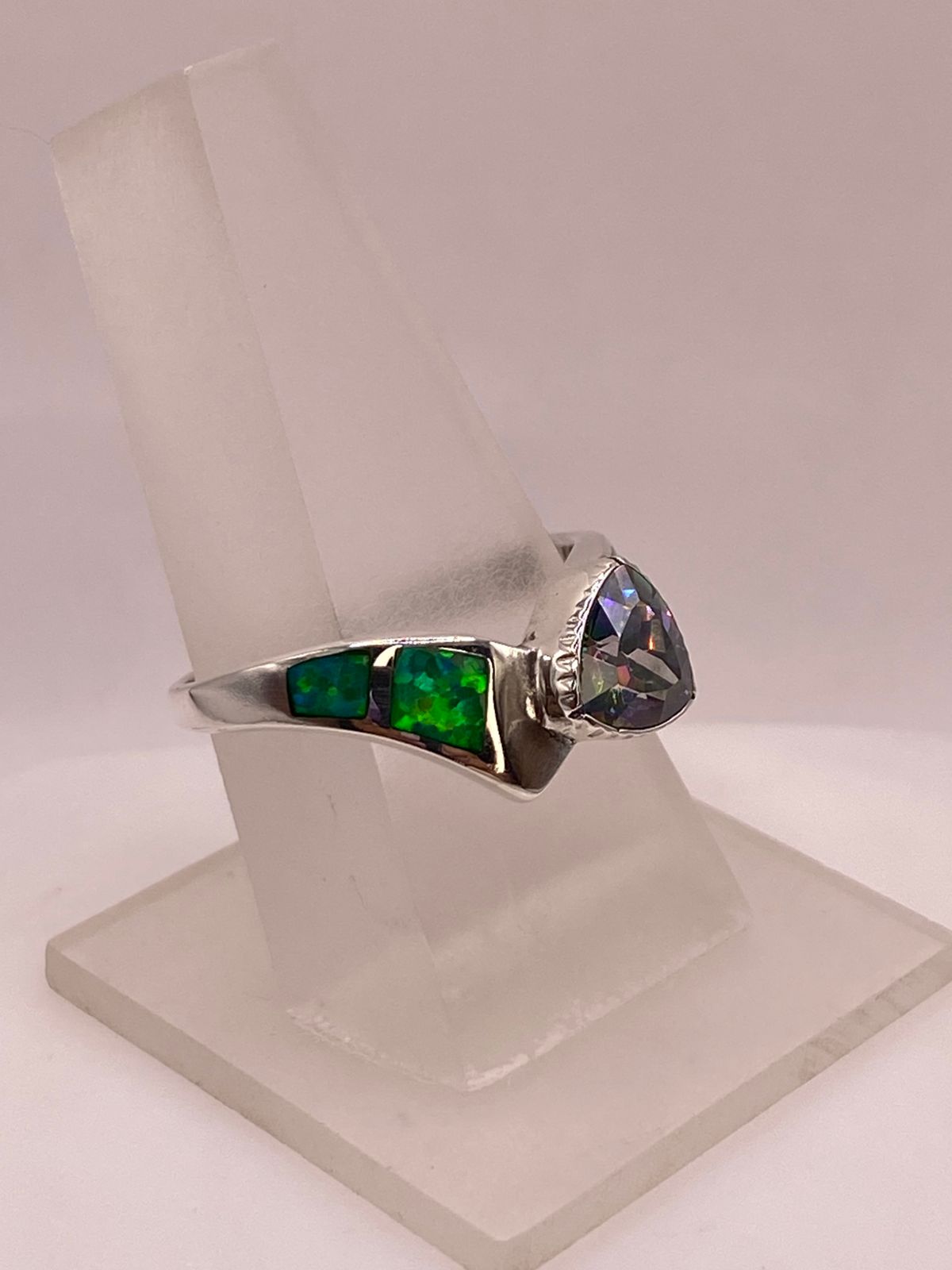 Anillo de Plata Ley 950 con Ópalo de Fuego Verde Iridiscente y Zirconia Multicolor, vista frontal