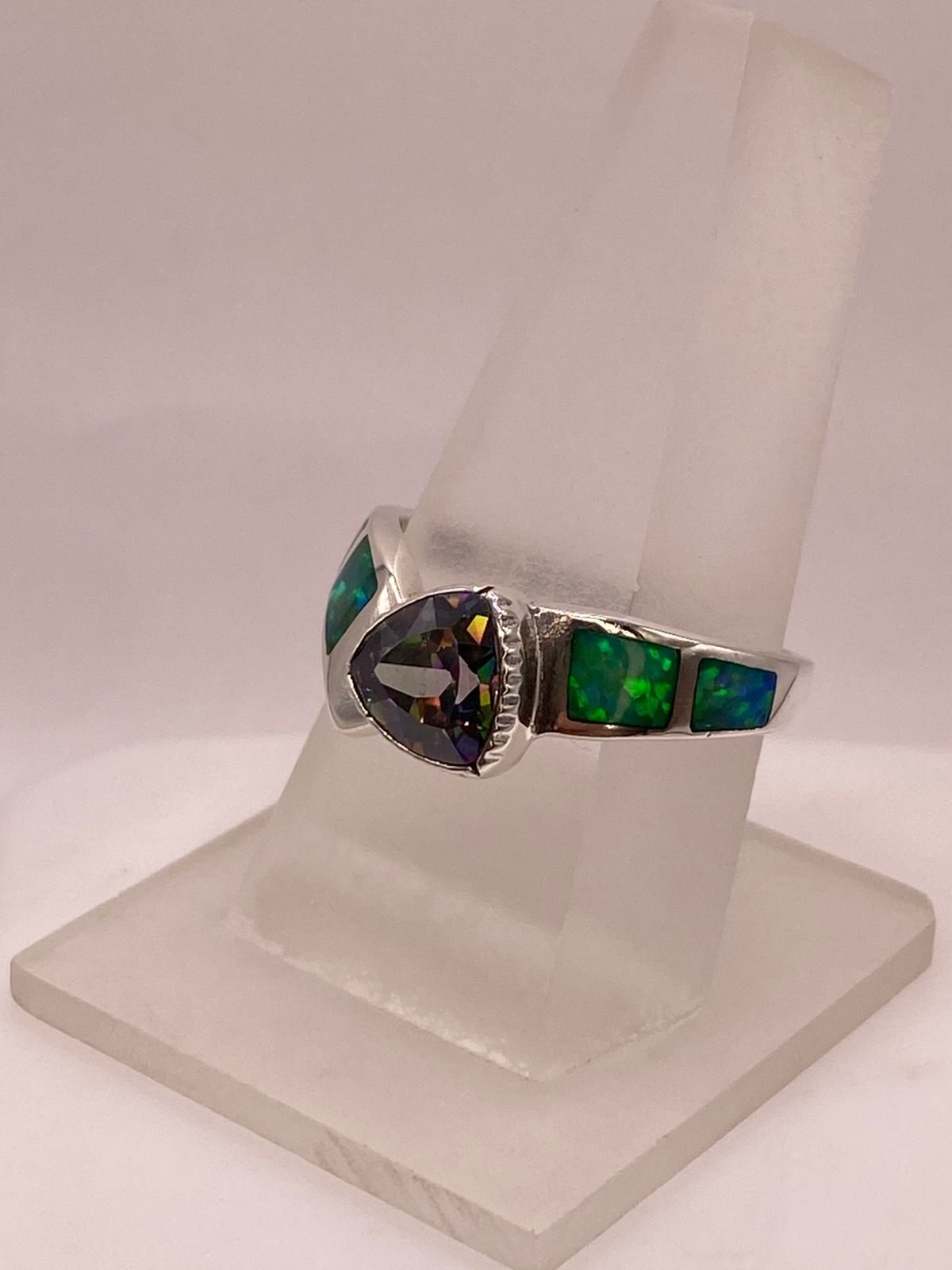 Anillo de Plata Ley 950 con Ópalo de Fuego Verde Iridiscente y Zirconia Multicolor, vista lateral